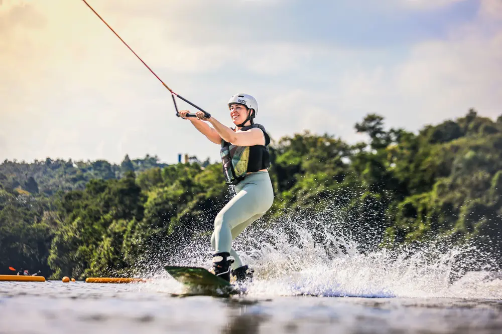 Visitante praticando wakeboard no lago