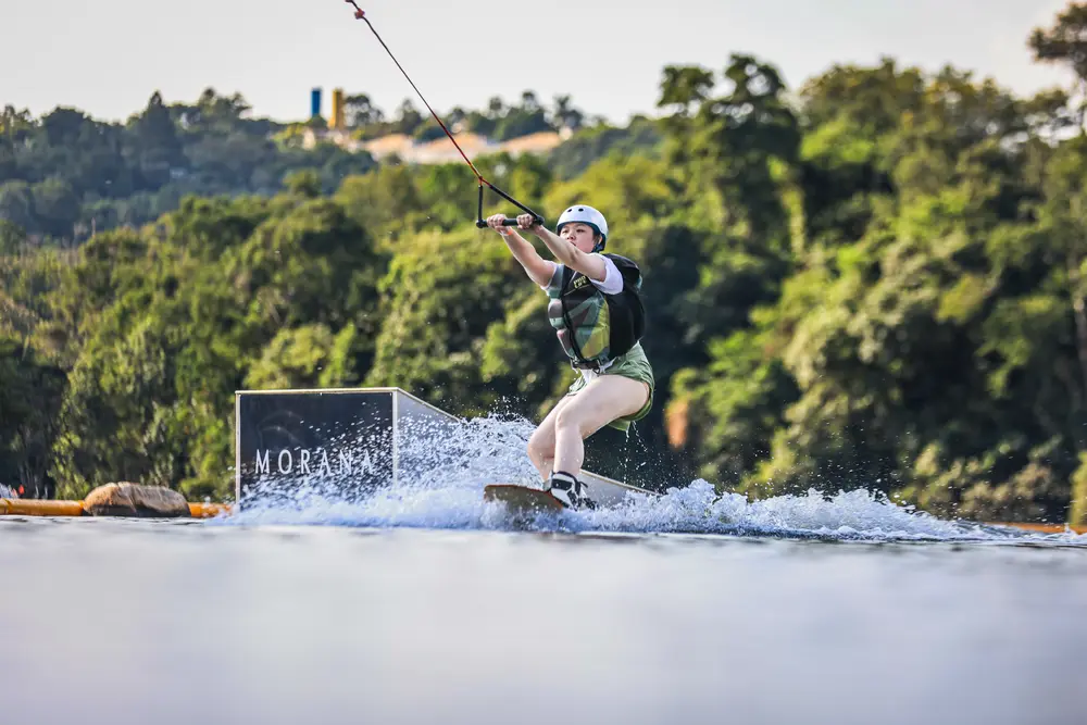 Praticante de wakeboard passando pelo obstáculo